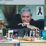 Habilitan un libro de condolencias por el fallecimiento de Mario Vargas Llosa en Madrid en la biblioteca que lleva su nombre 