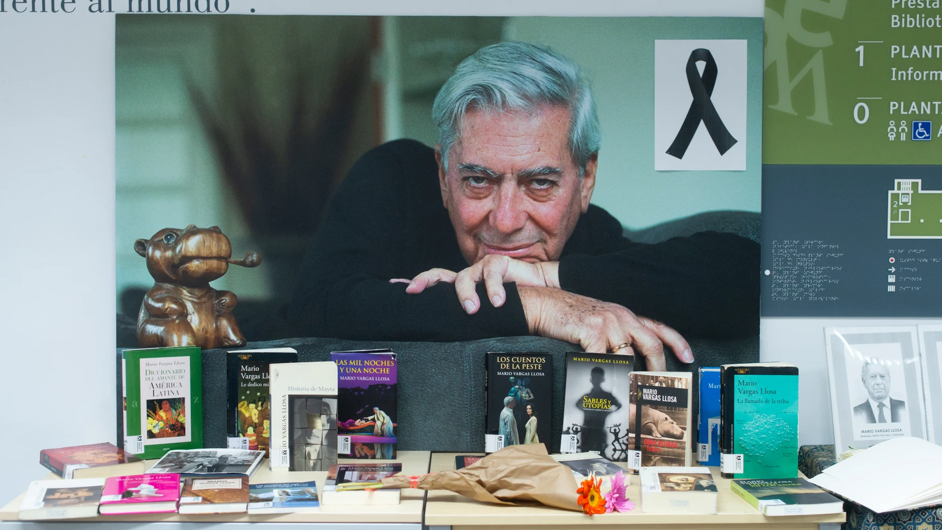 Altar con el libro de condolencias por el fallecimiento del Nobel hispano-peruano Mario Vargas Llosa, y varias de sus obras, en la biblioteca Mario Vargas Llosa, a 15 de abril de 2025, en Madrid (España). El Ayuntamiento de Madrid ha habilitado desde ayer, un libro de condolencias en la biblioteca municipal Mario Vargas Llosa, situada en la calle Barceló, para que los ciudadanos puedan expresar su pésame por el fallecimiento del escritor Mario Vargas Llosa, ocurrido este domingo en Lima (Perú...