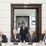 Mañueco llega a la reunión con los sectores productivos, patronal y sindicatos junto a Leticia García y González Corral
