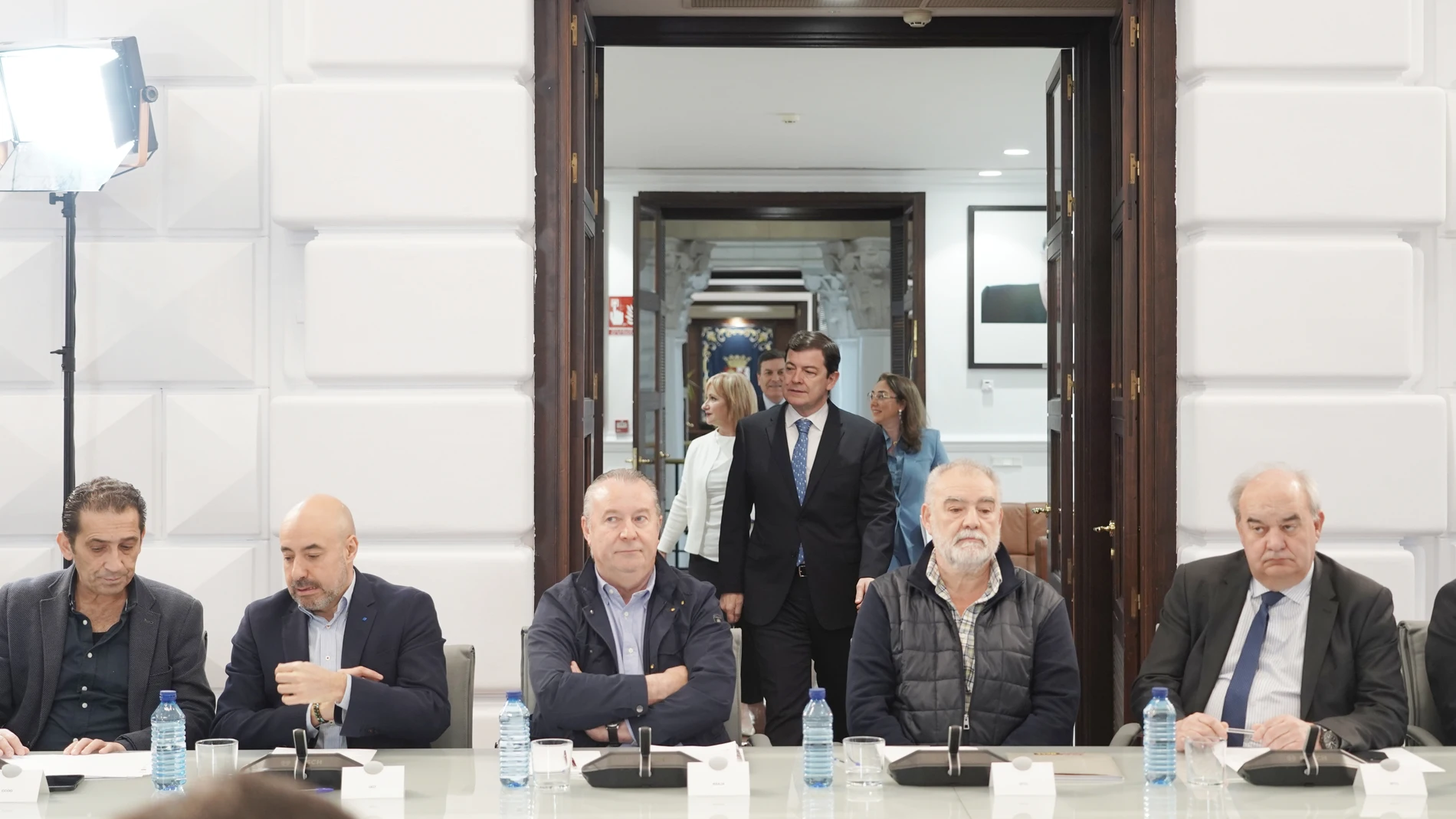 Mañueco llega a la reunión con los sectores productivos, patronal y sindicatos junto a Leticia García y González Corral