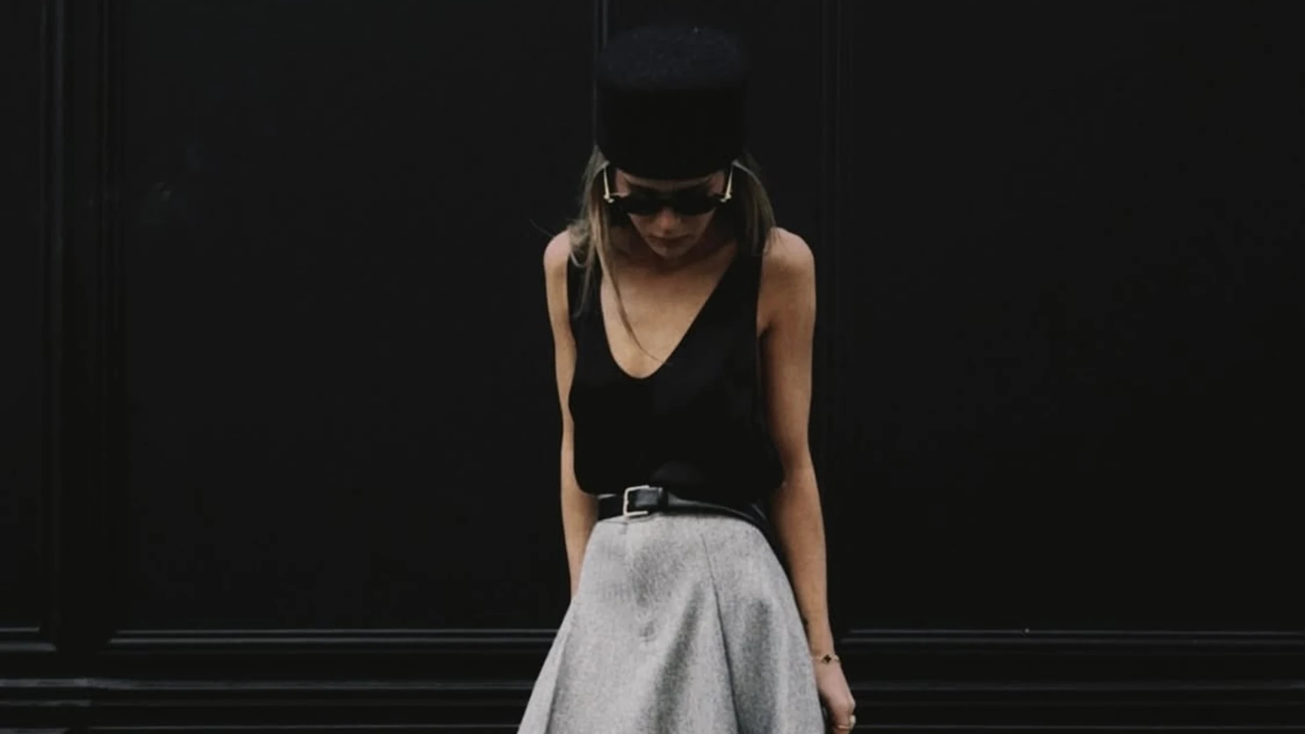 Influencer con la falda que las chicas clásicas llevarán en primavera.