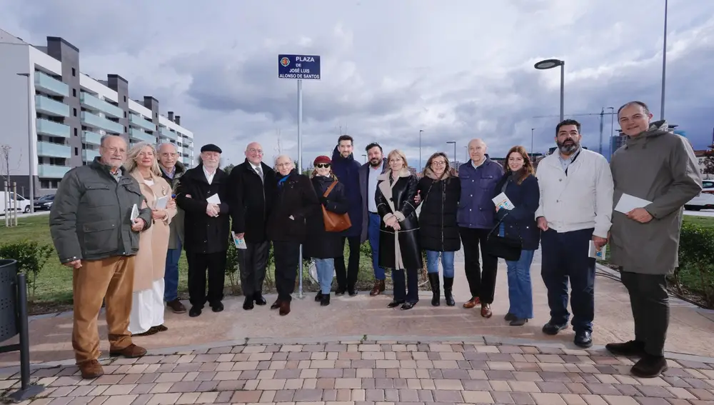 El alcalde Jesús Julio Carnero inaugura la Plaza Alonso de Santos, junto al propio dramaturgo y autoridades y amigos