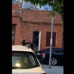 Vídeo: Dos okupas pelean violentamente a ladrillazos en Badalona
