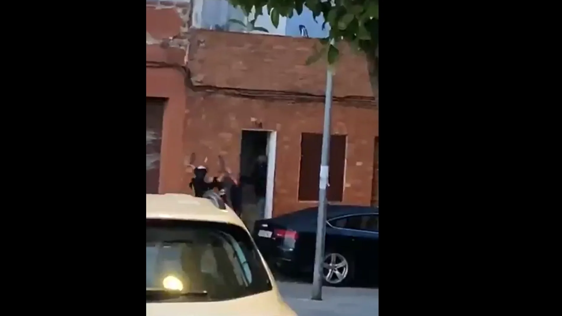 Vídeo: Dos okupas pelean violentamente a ladrillazos en Badalona