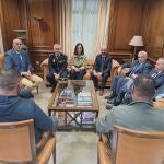 Reunión del subdelegado del Gobierno en Málaga; el hermano mayor de la Cofradía de El Rico; el comisario de Policía Nacional y la directora del Centro de Inserción Social con Salvador y Jesús (de espaldas), presos que serán liberados este miércoles