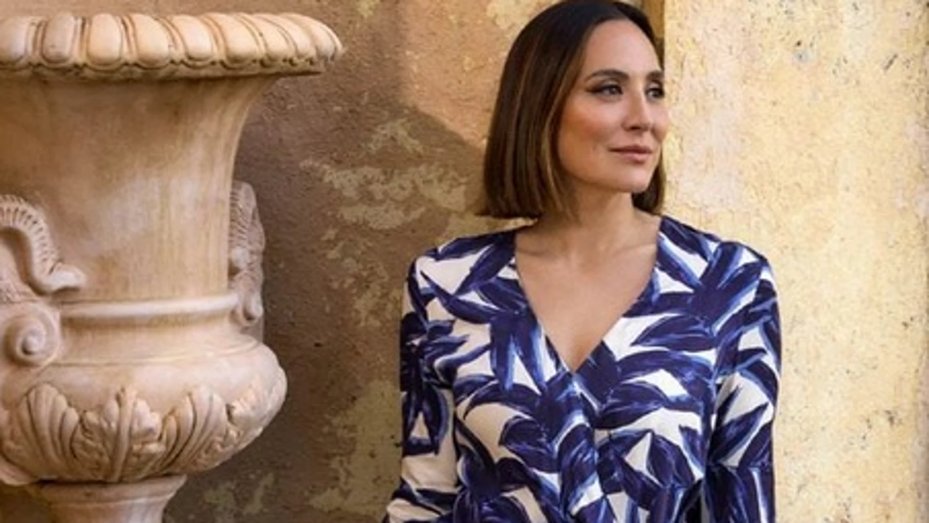 Tamara Falcó con conjunto estampado de su colección.