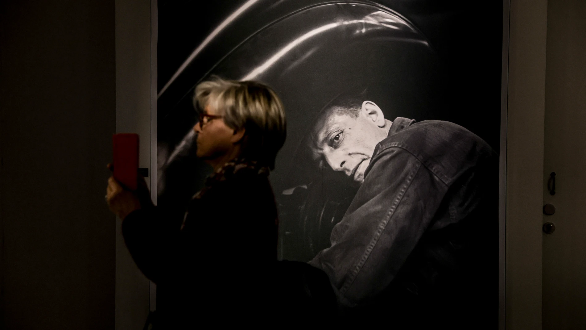 PARIS (France), 16/04/2025.- A visitor looks on pictures by French photographer Robert Doisneau on display at the 'Doisneau. Instants donnes' (Doisneau given times) exhibition at the Maillol Museum in Paris, France, 16 April 2025. The exhibition, presenting 400 photos from the collection of French photographer Robert Doisneau comprising 450.000 images, runs from 17 April to 12 October 2025. (Francia) EFE/EPA/TERESA SUAREZ