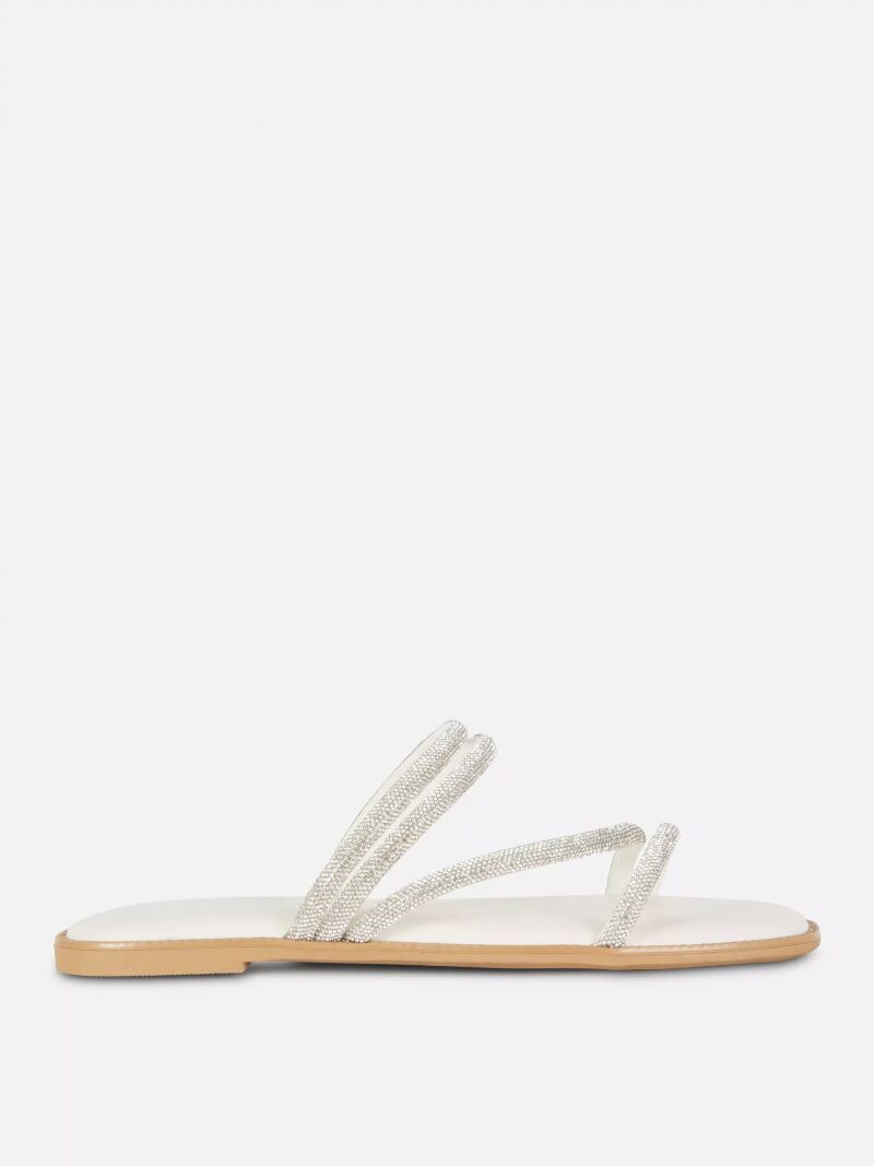Sandalias planas con brillos.