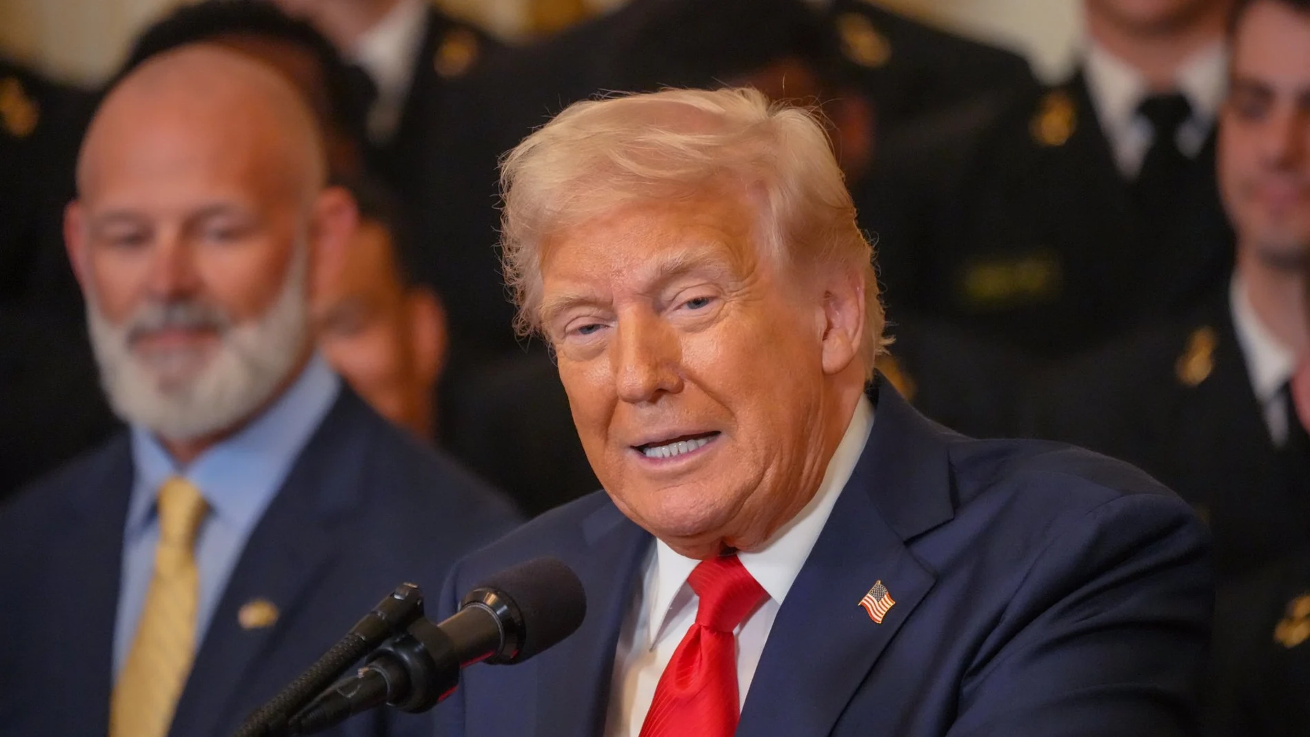 Trump firma un memorando para evitar que los migrantes indocumentados obtengan beneficios de la Seguridad Social