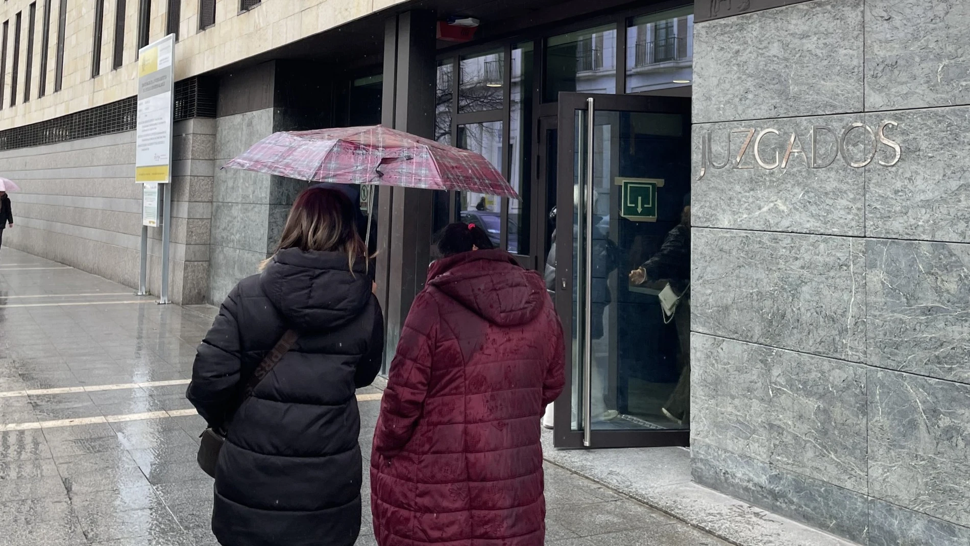 Un asistente personal de El Puente haciendo un acompañamiento en los Juzgados
