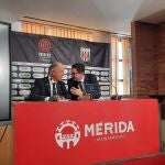 El propietario del Brentford aterriza en el Mérida con la filosofía del "partido a partido" para "hacer crecer" al club