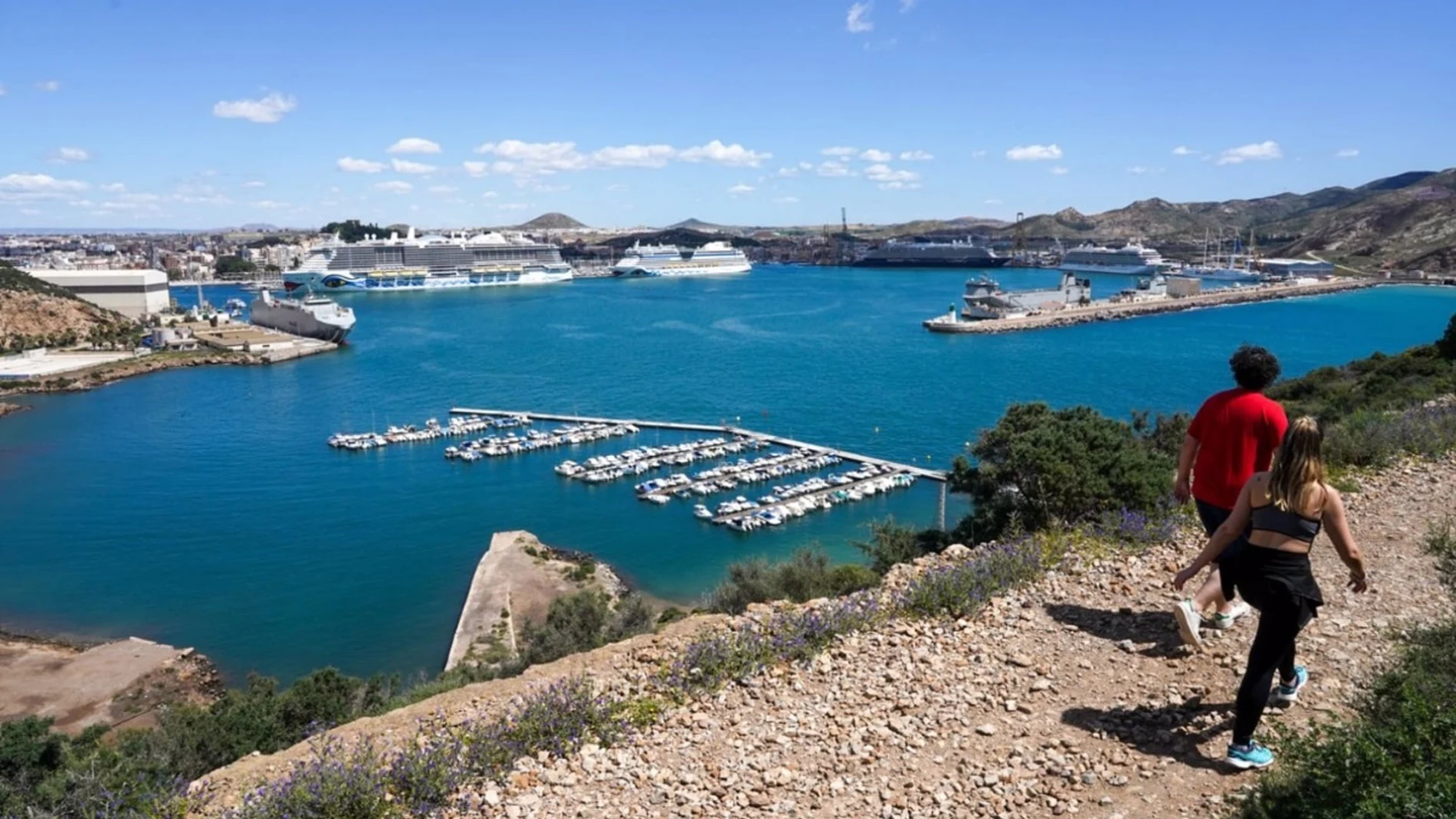 MURCIA.-Turistas y visitantes inundan Cartagena esta Semana Santa: hoteles llenos y 9.000 cruceristas en Miércoles Santo