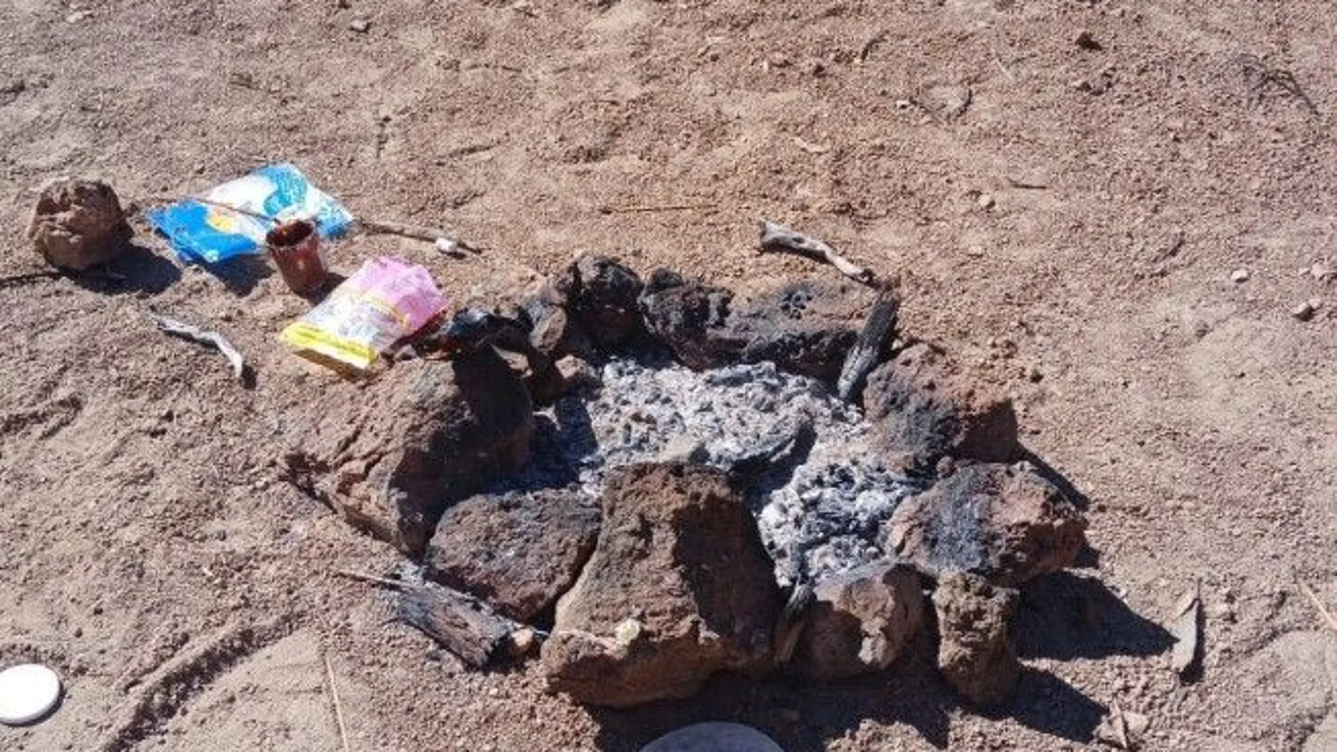 El Teide sufre un nuevo ataque ambiental: barbacoa ilegal, basura y daños al ecosistema