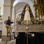Iván, rematando las vestiduras de la Virgen de la Soledad, que hoy procesionará por las calles de Leganés