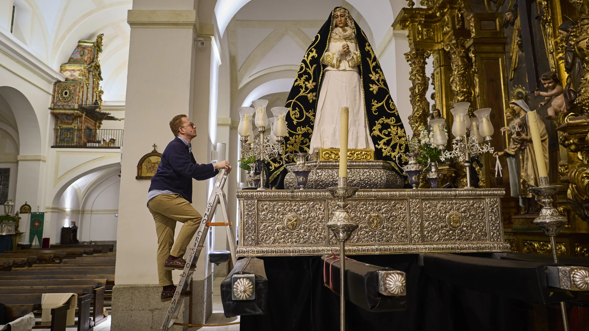 Iván, rematando las vestiduras de la Virgen de la Soledad, que hoy procesionará por las calles de Leganés