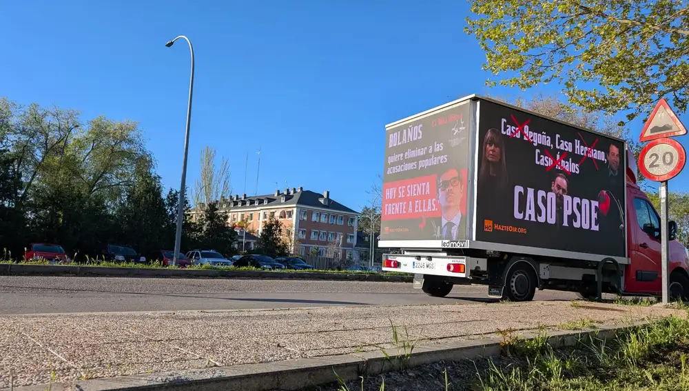 Hazte Oír despliega su camión frente al Palacio de La Moncloa.