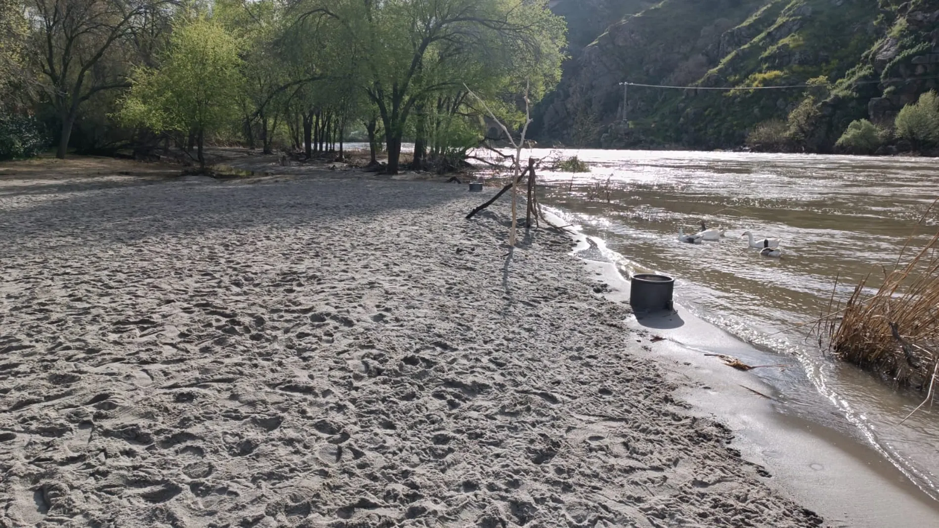 Ayuntamiento Toledo insiste en pedir precaución con el uso de la playa: "No sabemos qué tiene esa arena"