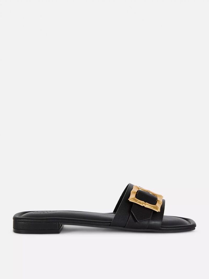 Sandalias planas con hebilla.