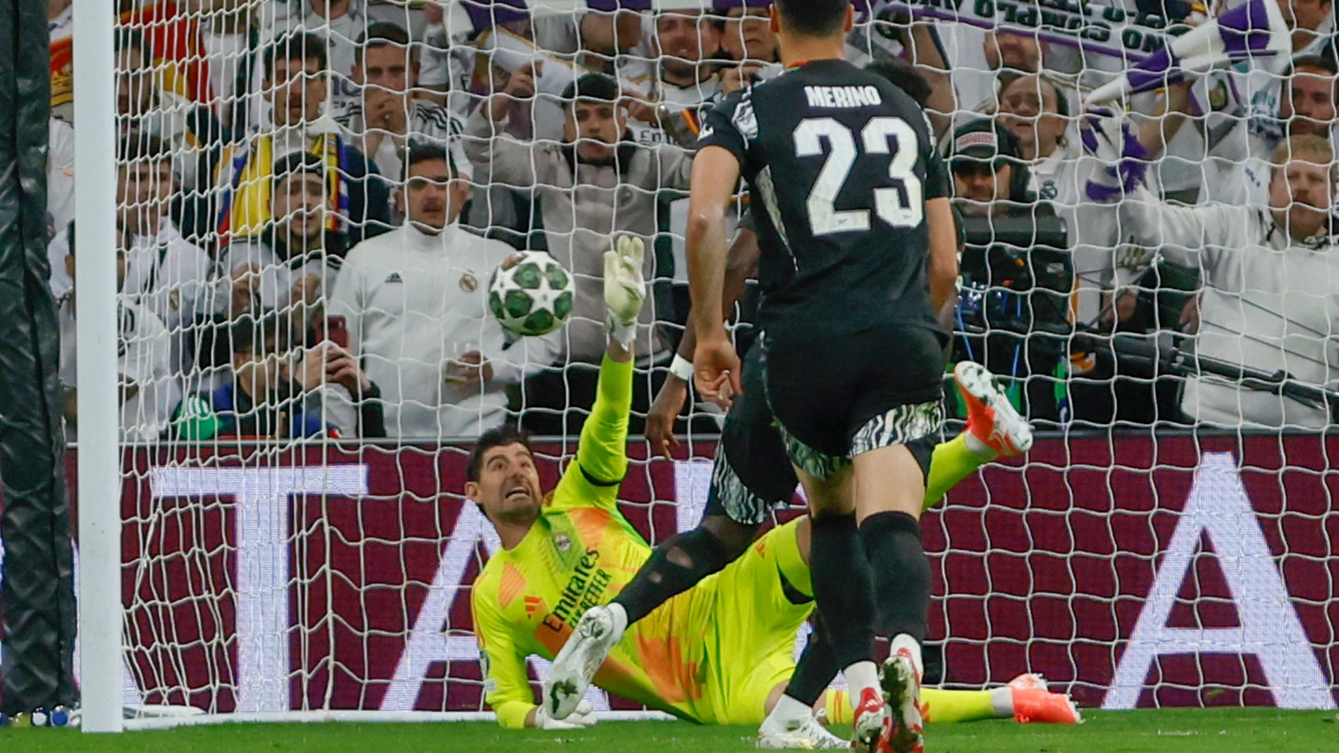 MADRID, 16/04/2025.- El guardameta belga del Real Madrid, Thibaut Courtois, detiene el penalti a favor del Arsenal durante el encuentro de vuelta de cuartos de final de la Liga de Campeones que Real Madrid y Arsenal juegan hoy miércoles en el estadio Santiago Bernabéu. EFE/Mariscal.