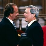 Don Juan Carlos junto al escritor peruano