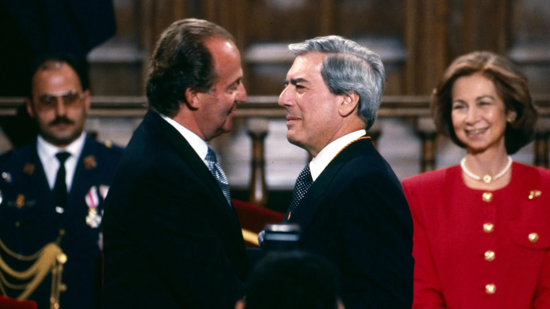 Don Juan Carlos junto al escritor peruano