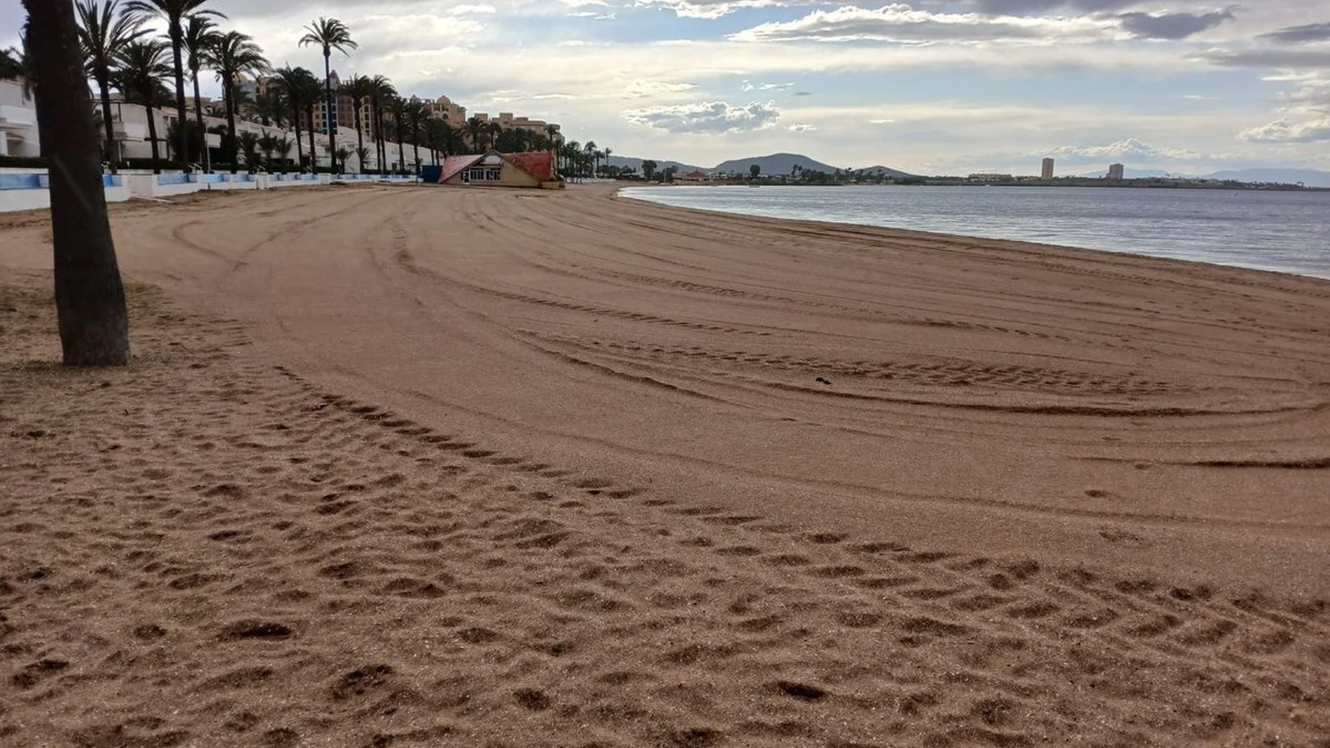 MURCIA.-El Ayuntamiento de Cartagena limpia de medusas las playas de La Manga y Mar Menor y las deja listas para Semana Santa
