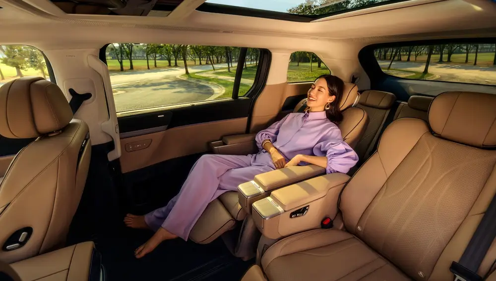 El interior del XPENG X9, con sus tres filas de asientos
