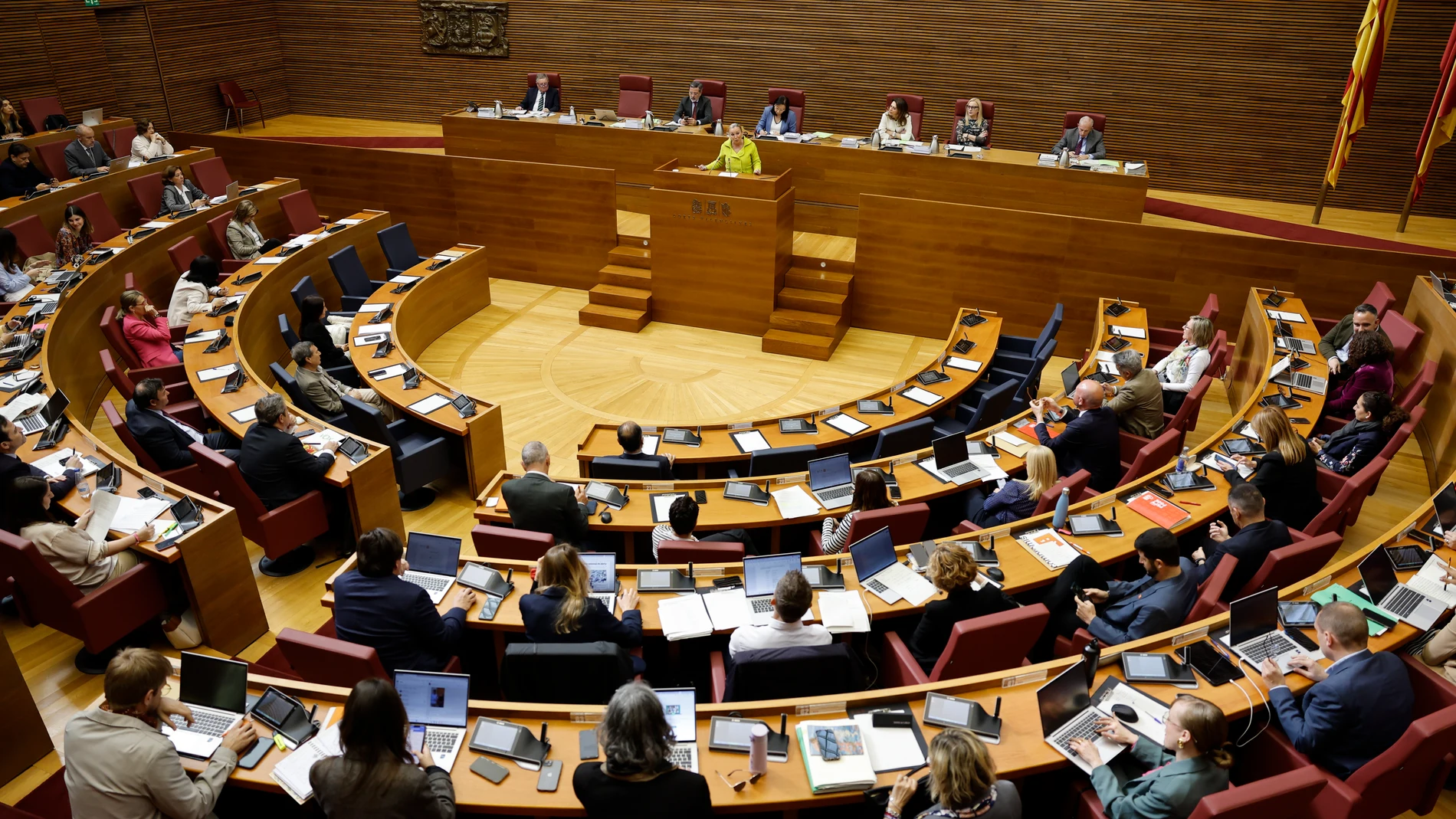VALENCIA, 16/04/2025.- Vista general del hemiciclo durante el pleno de Les Corts Valencianes para debatir las enmiendas a la totalidad del PSPV-PSOE y Compromís a los proyectos de ley de Presupuestos de la Generalitat para 2025 y de Medidas fiscales, de gestión administrativa y financiera, y de organización de la Generalitat, este miércoles. EFE/ Ana Escobar
