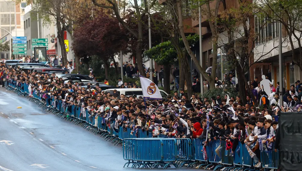 Aficionados esperan la llegada del Real Madrid