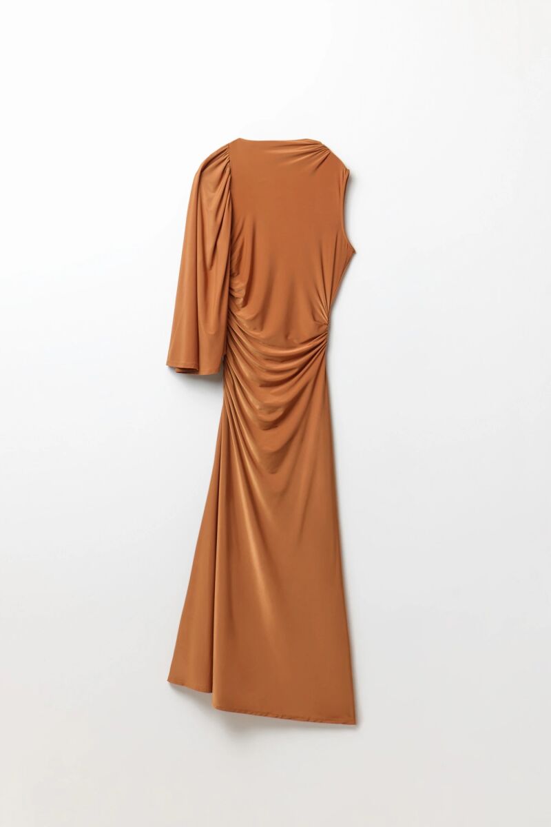 Vestido manga capa.