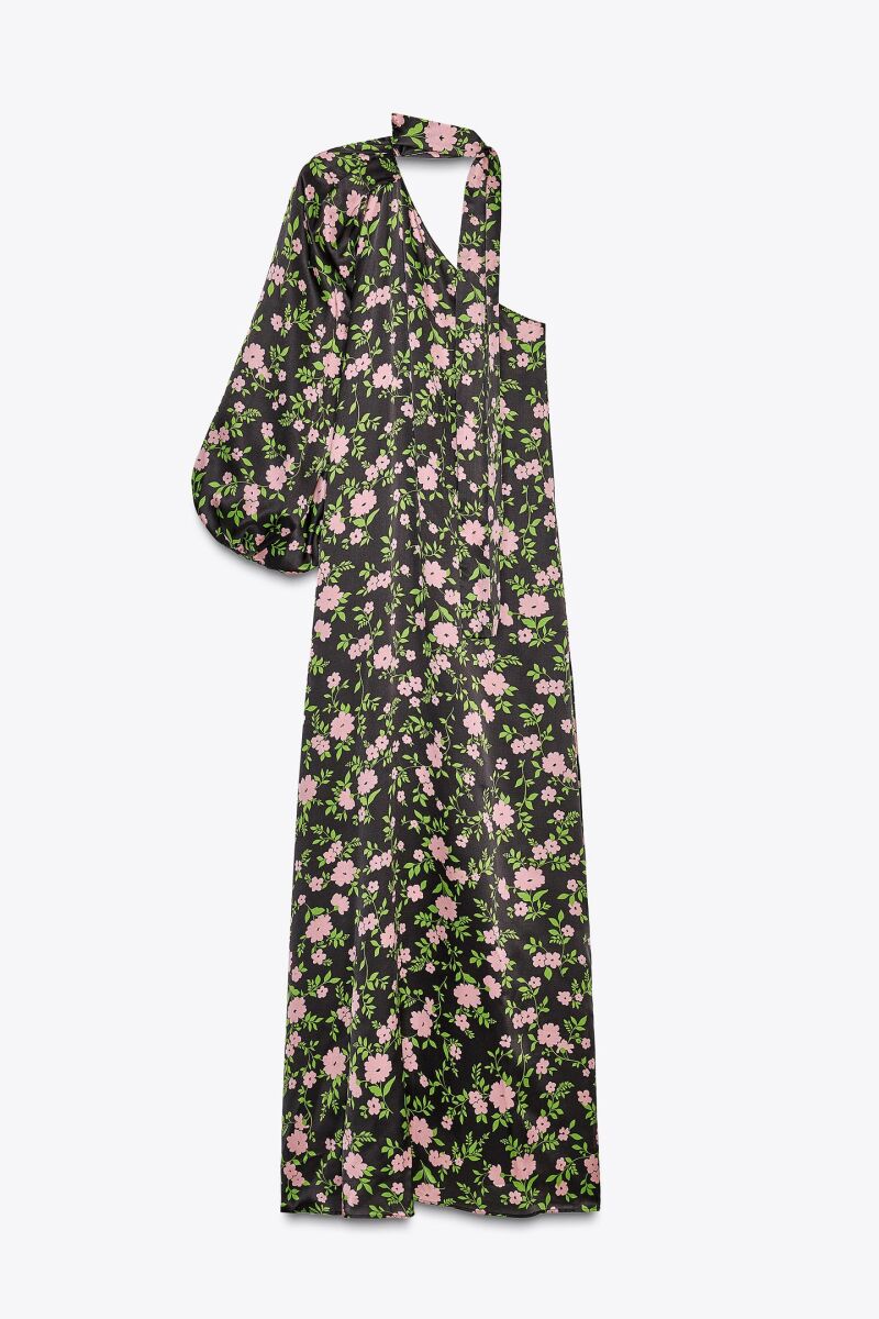 Vestido de escote asimétrico.