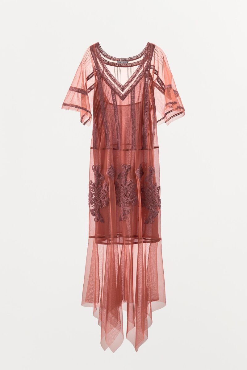 Vestido con transparencias.