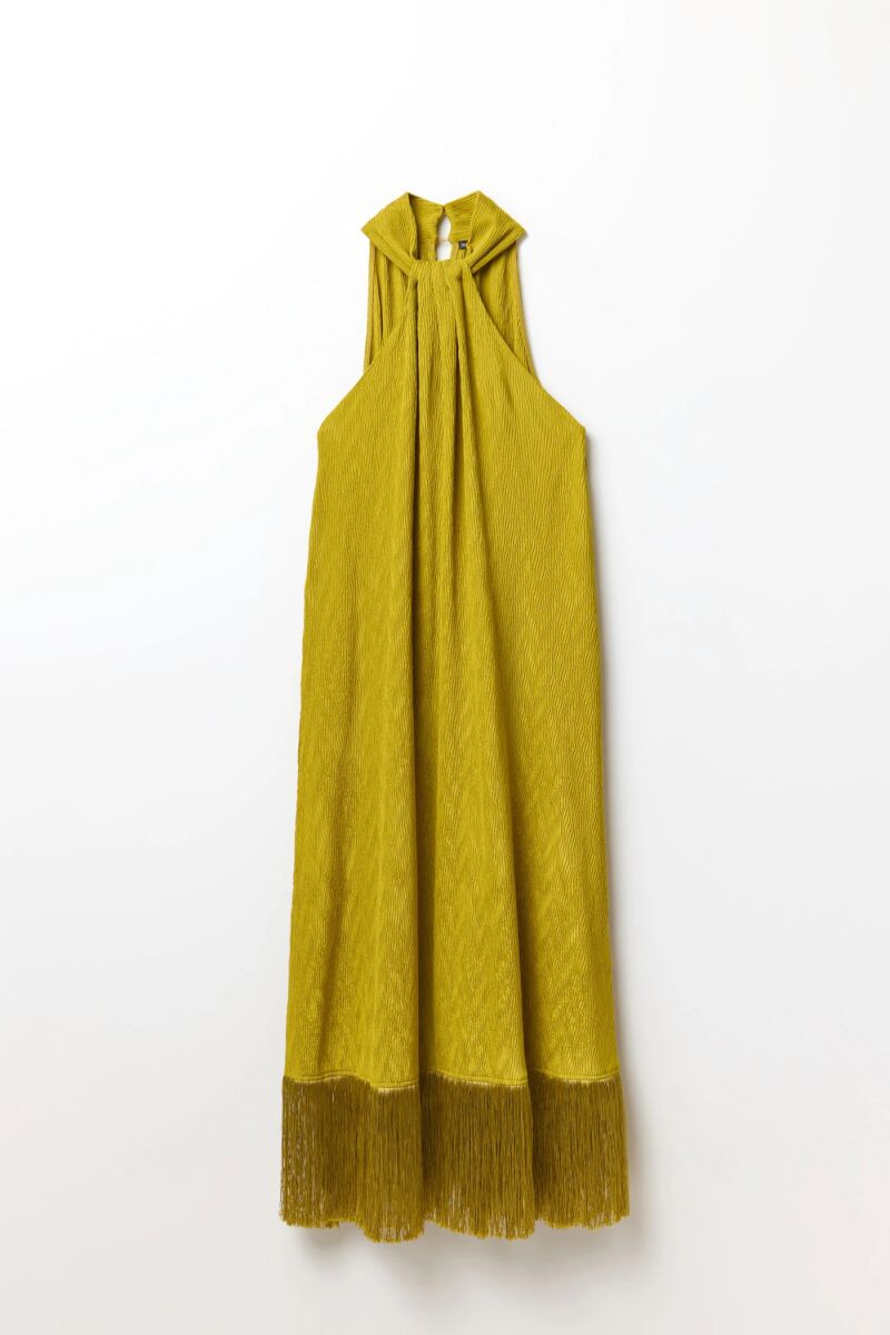 Vestido con bajo de flecos.