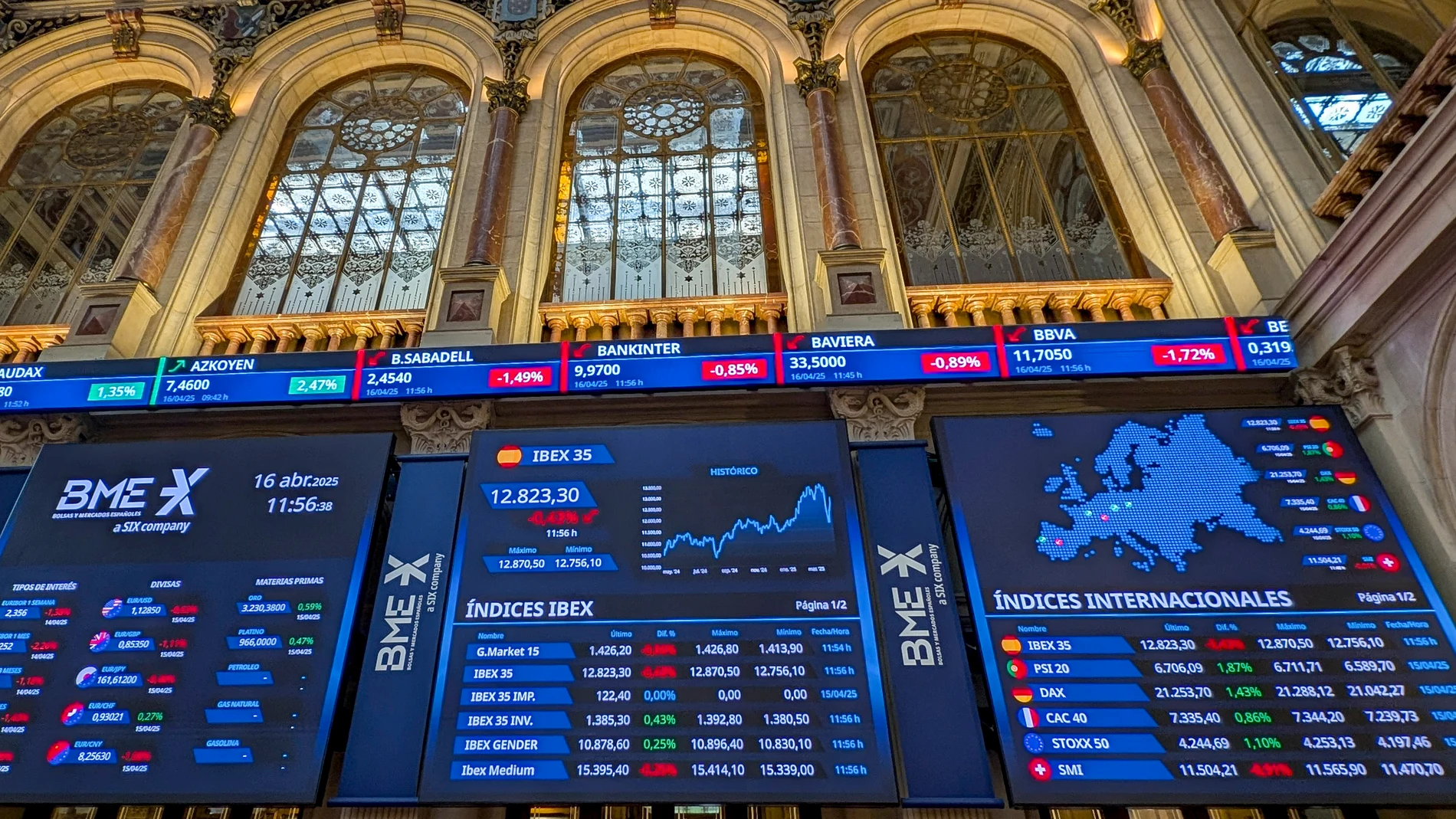 MADRID, 16/04/2025.-La Bolsa española cae en los primeros compases de sesión un 0,22 %, pero mantiene el nivel de los 12.800 puntos tras cerrar ayer con una subida superior al 2 % y acercarse a los 12.900 enteros, siguiendo la estela de Wall Street, cuyos índices han cerrado el martes en rojo. EFE/ Vega Alonso