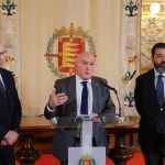Carnero atiende a la prensa junto a Carlos Martín Tobalina y Gutiérrez Alberca