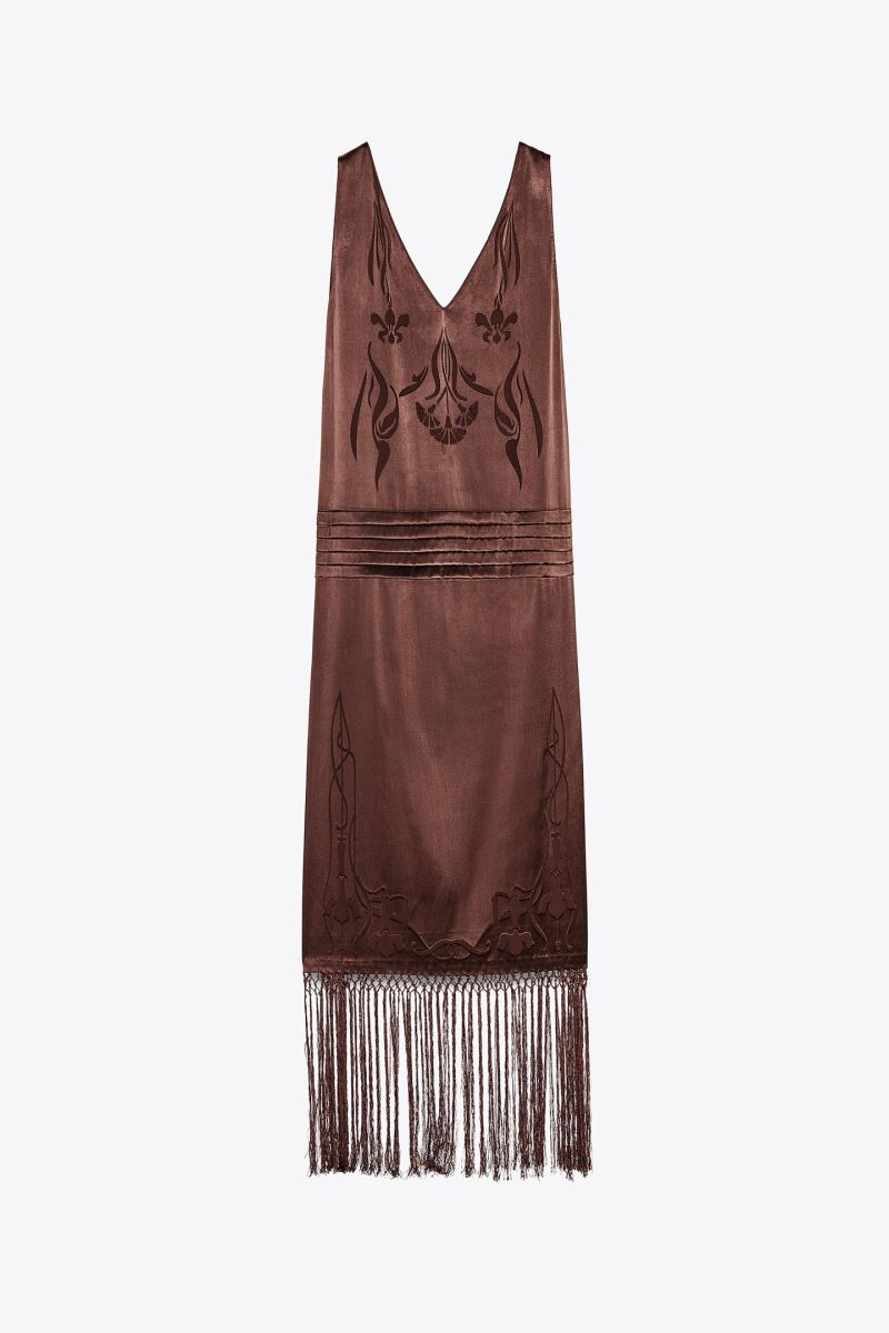 Vestido con flecos y bordados.