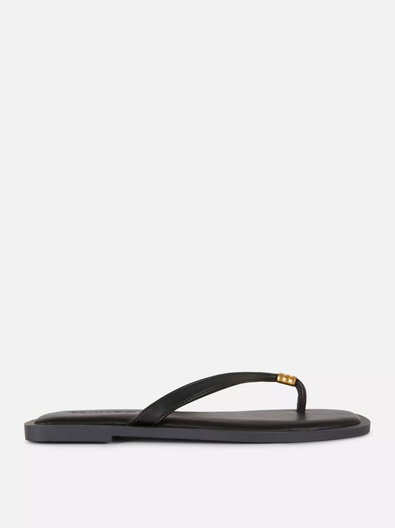 Sandalias planas básicas.