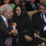 Vargas Llosa conversa con Ayuso en presencia de Aznar