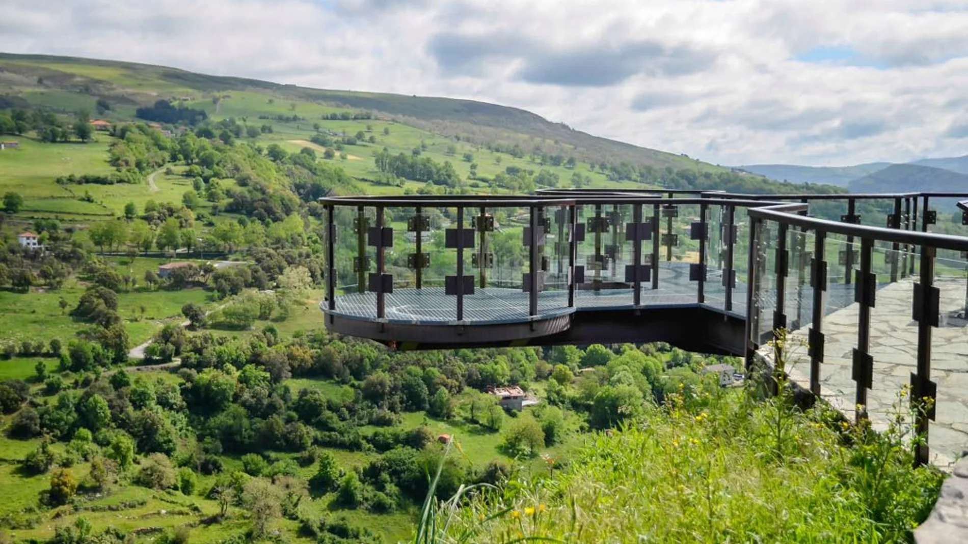 Así es el mirador más increíble de España y se encuentra en Cantabria
