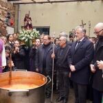 El presidente de las Cortes de Castilla y León, Carlos Pollán, asiste a los actos del Santo Potajero, que comienzan con la procesión que parte de la Capilla de Nuestra Señora de las Angustias y Soledad de La Bañeza