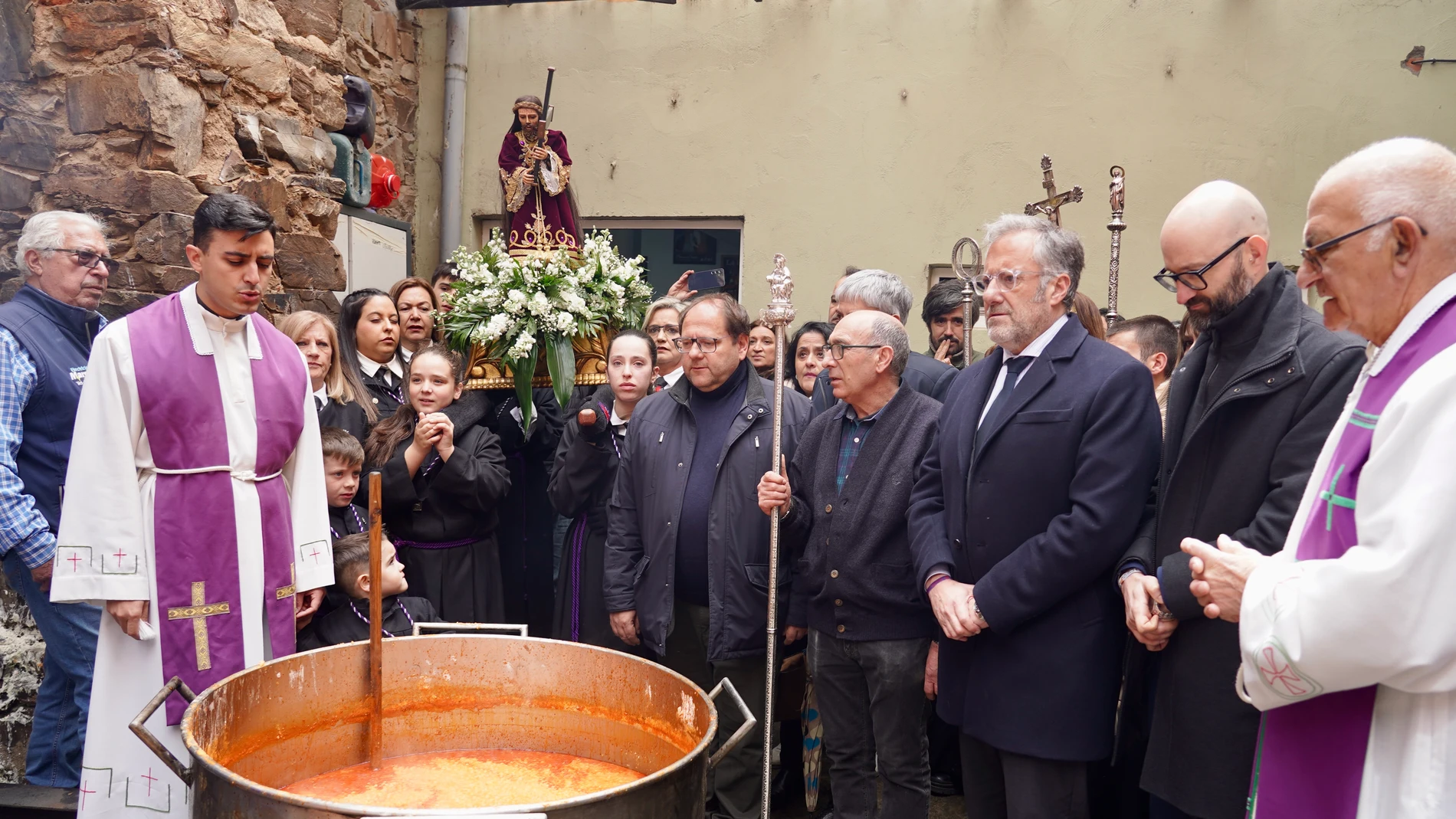 El presidente de las Cortes de Castilla y León, Carlos Pollán, asiste a los actos del Santo Potajero, que comienzan con la procesión que parte de la Capilla de Nuestra Señora de las Angustias y Soledad de La Bañeza