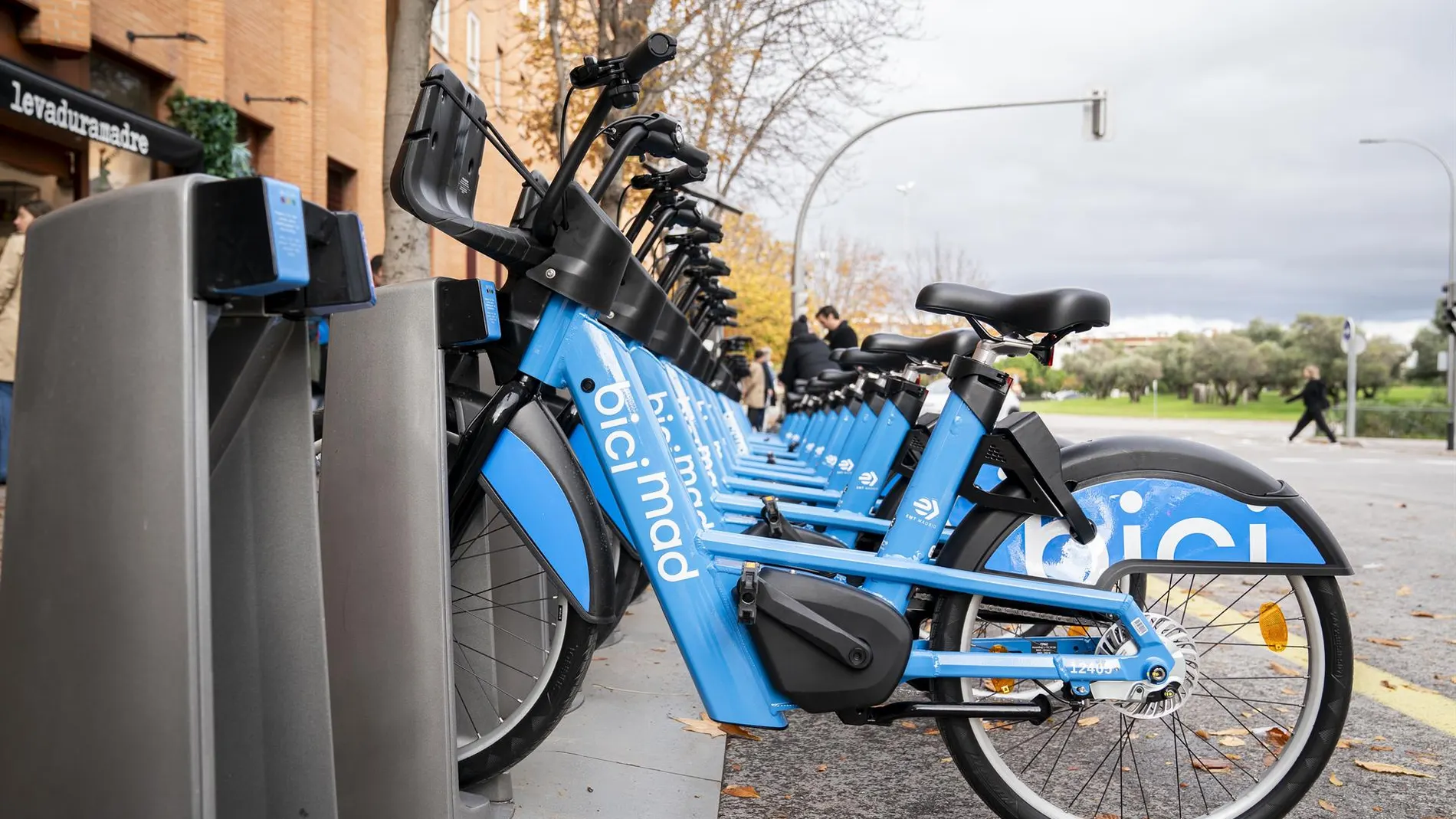 Bicicletas de bicimad estacionadas