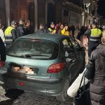 Un coche irrumpe en la procesión de Cieza y desata el pánico