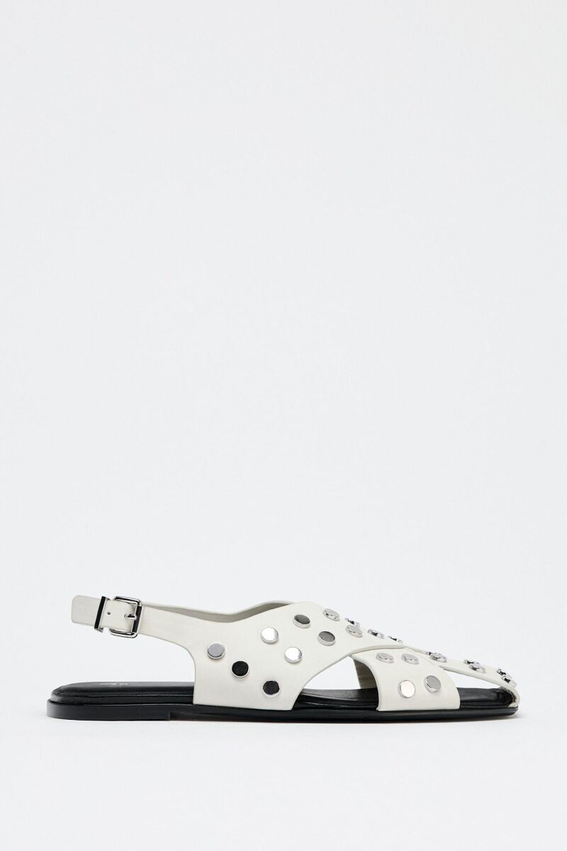 Sandalias planas con tachuelas.