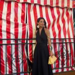 Influencer en Feria de Abril con vestido.