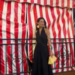 Influencer en Feria de Abril con vestido.