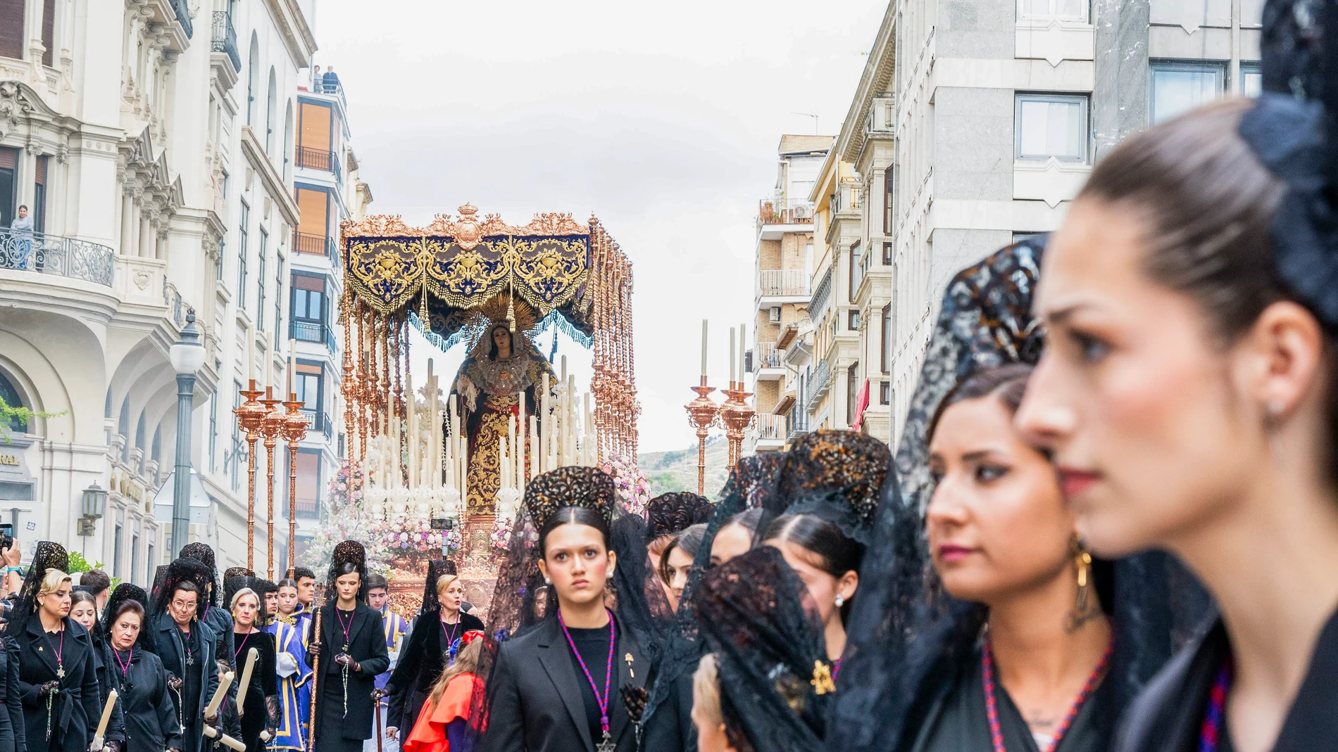 GRANADA, 16/04/2025.- El Santísimo Cristo del Consuelo y María Santísima del Sacromonte, conocidos popularmente como Los Gitanos, una de las estaciones de penitencia más icónicas de la Semana Santa granadina celebrada este Miércoles Santo. EFE/ Miguel Angel Molina