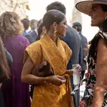 Influence con bolso de invitada para primavera.