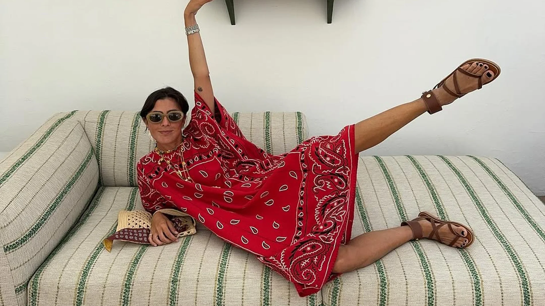 Influencer con sandalias planas.