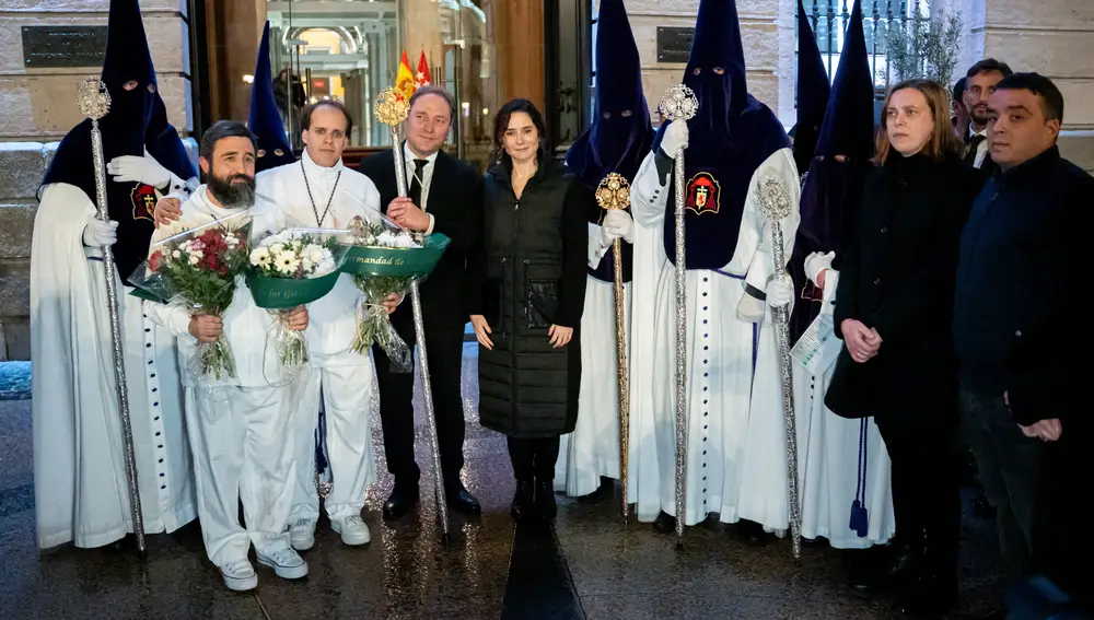 Ayuso recibe la procesión de Los Gitanos en la Puerta del Sol